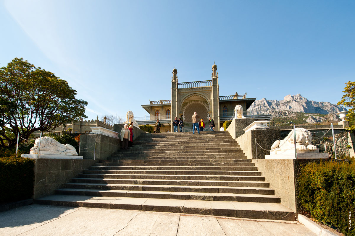 Фото лестницы и львов перед южным фасадом Воронцовского дворца в Крыму
