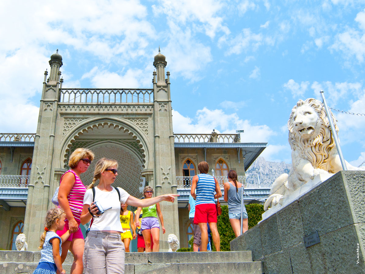 Фото льва у лестницы Алупкинского дворца в Крыму перед его южным фасадом