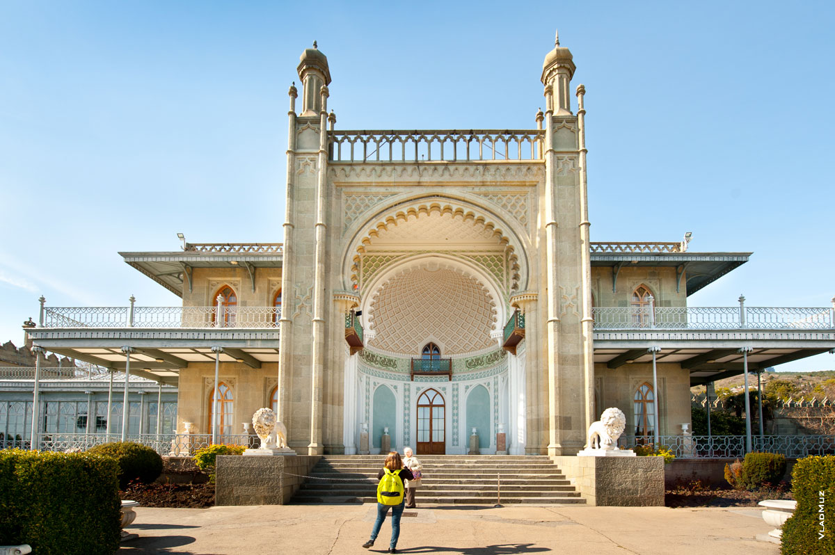 Южный вход в Воронцовский дворец в восточном стиле в Крыму с видом на море