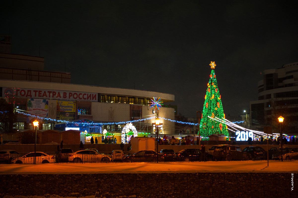 Фото Ивановского «Дворца искусств» и новогодней елки на площади Пушкина в Иваново