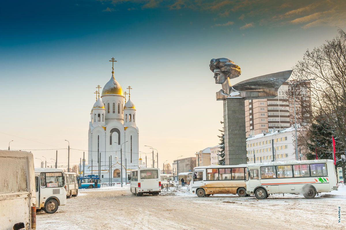 Вознесенский собор в Иваново и монумент подвигу молодых революционерок на Вокзальной площади