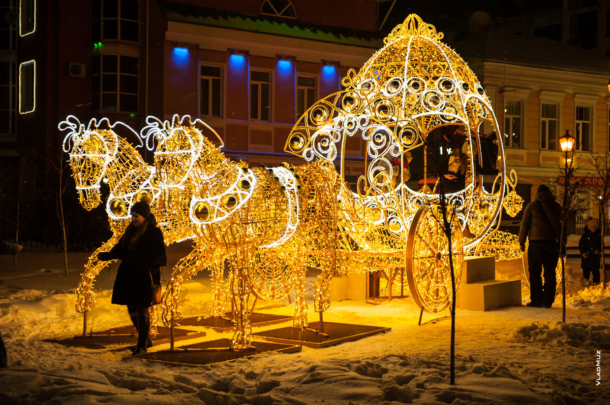 Фото новогодней светящейся кареты в сквере Якова Гарелина г. Иваново