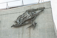 Фото металлического барельефа на стене киноцентра «Современник» в г. Иваново
