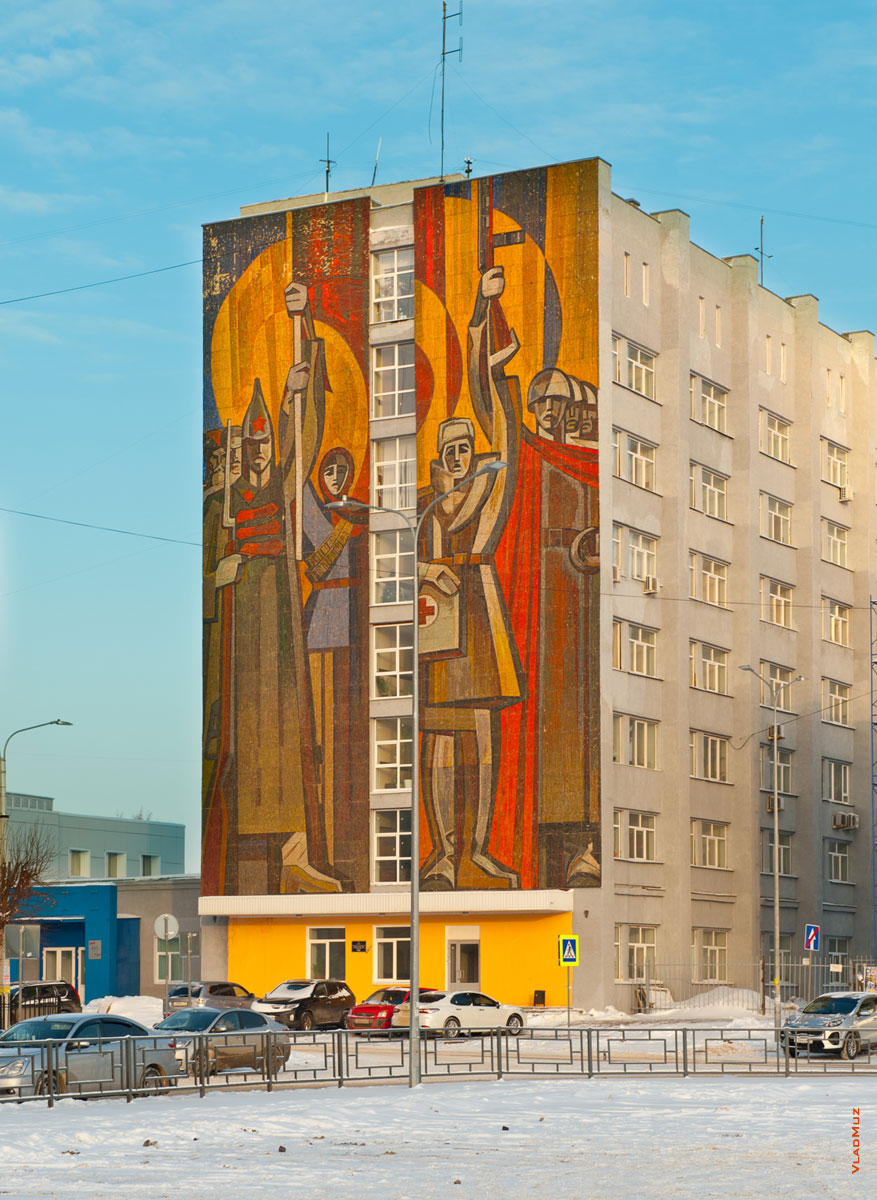 Советская мозаика на 7-ми этажном доме в Иваново в районе Вокзальной площади