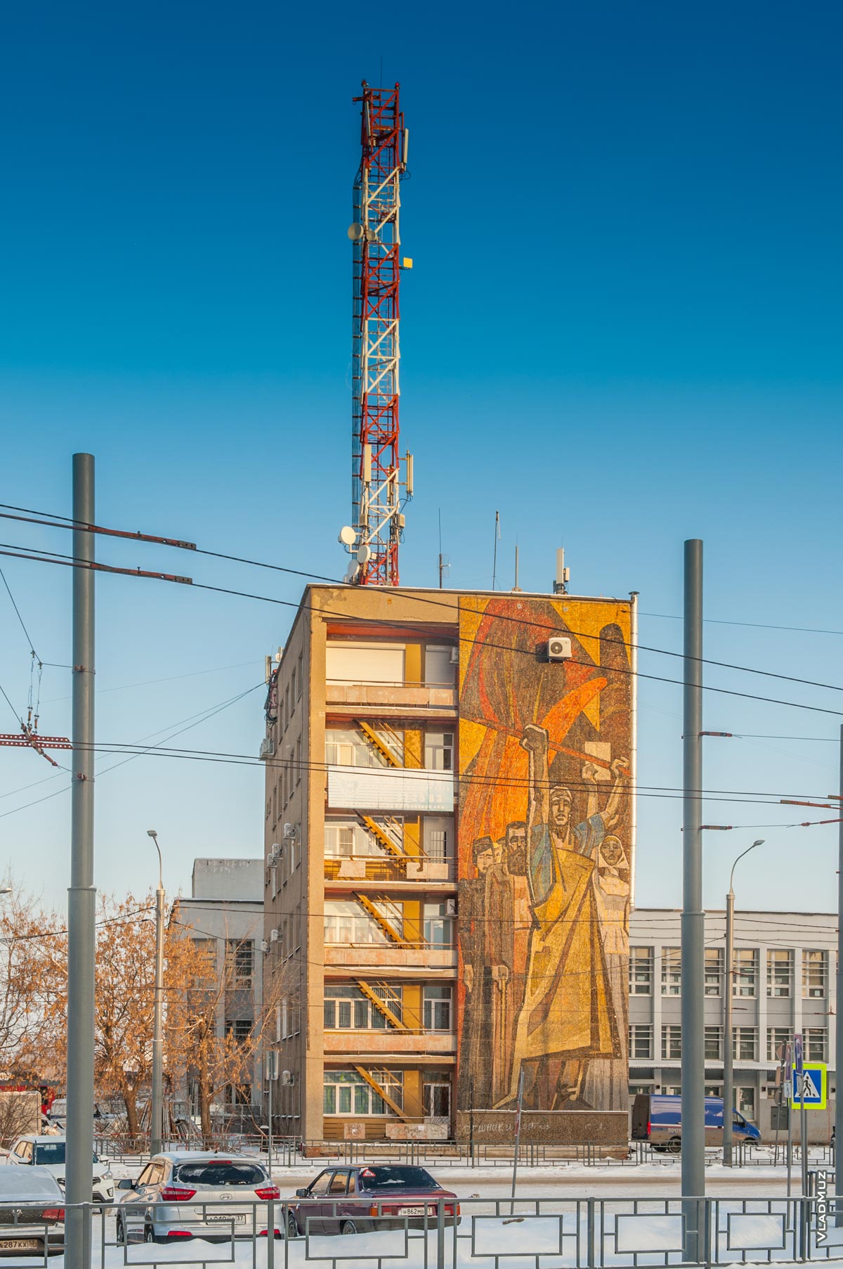 Советская мозаика на доме в Иваново у ж/д вокзала