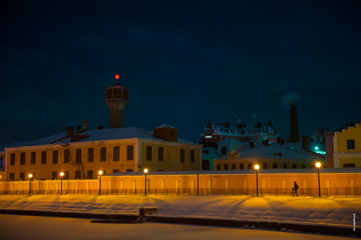 Фото водонапорной башни с красной звездой и старых фабричных складов в Иваново