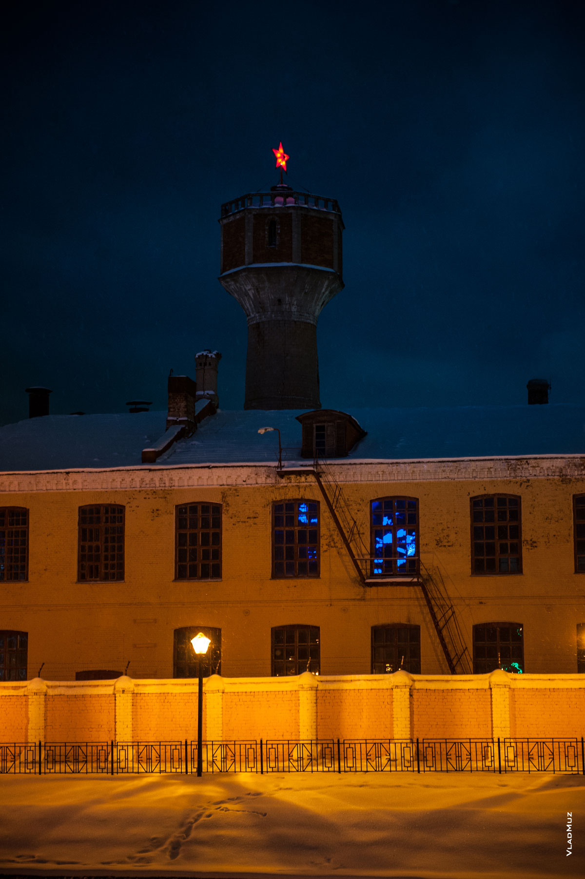 Фото водонапорной башни с красной звездой в Иваново крупным планом