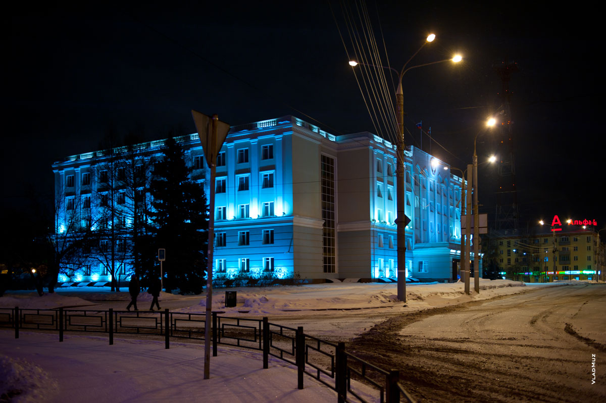 Ночное фото дома Правительства Удмуртской Республики в г. Ижевске с подсветкой