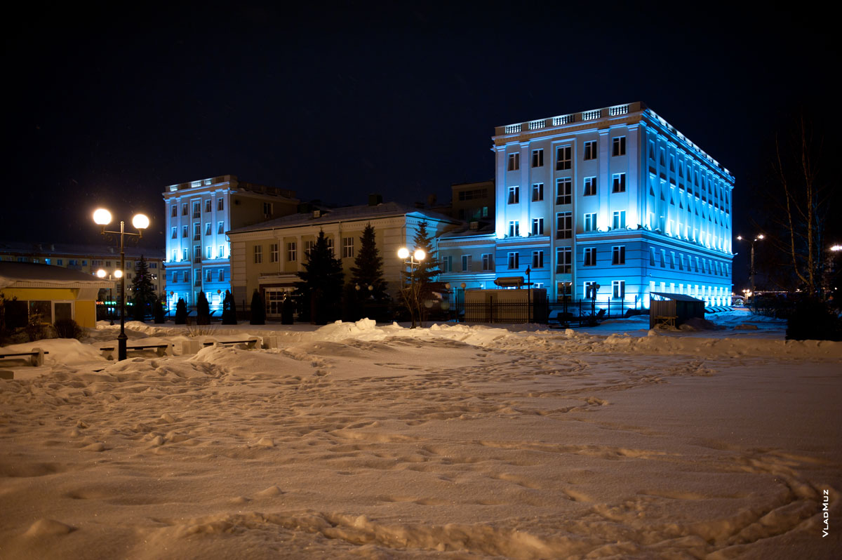 Ночное фото дома Правительства Удмуртии в Ижевске с подсветкой с тыльной стороны