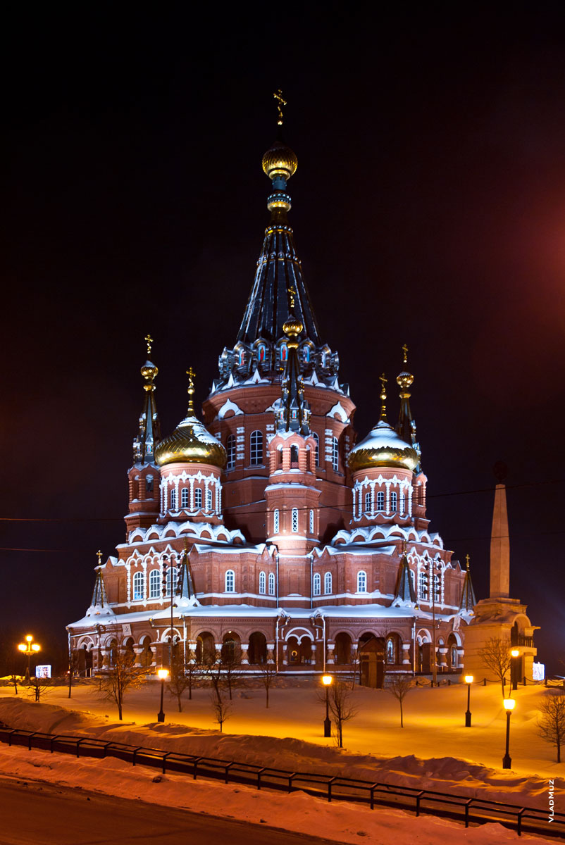Фото Михаило-Архангельского кафедрального собора в Ижевске ночью