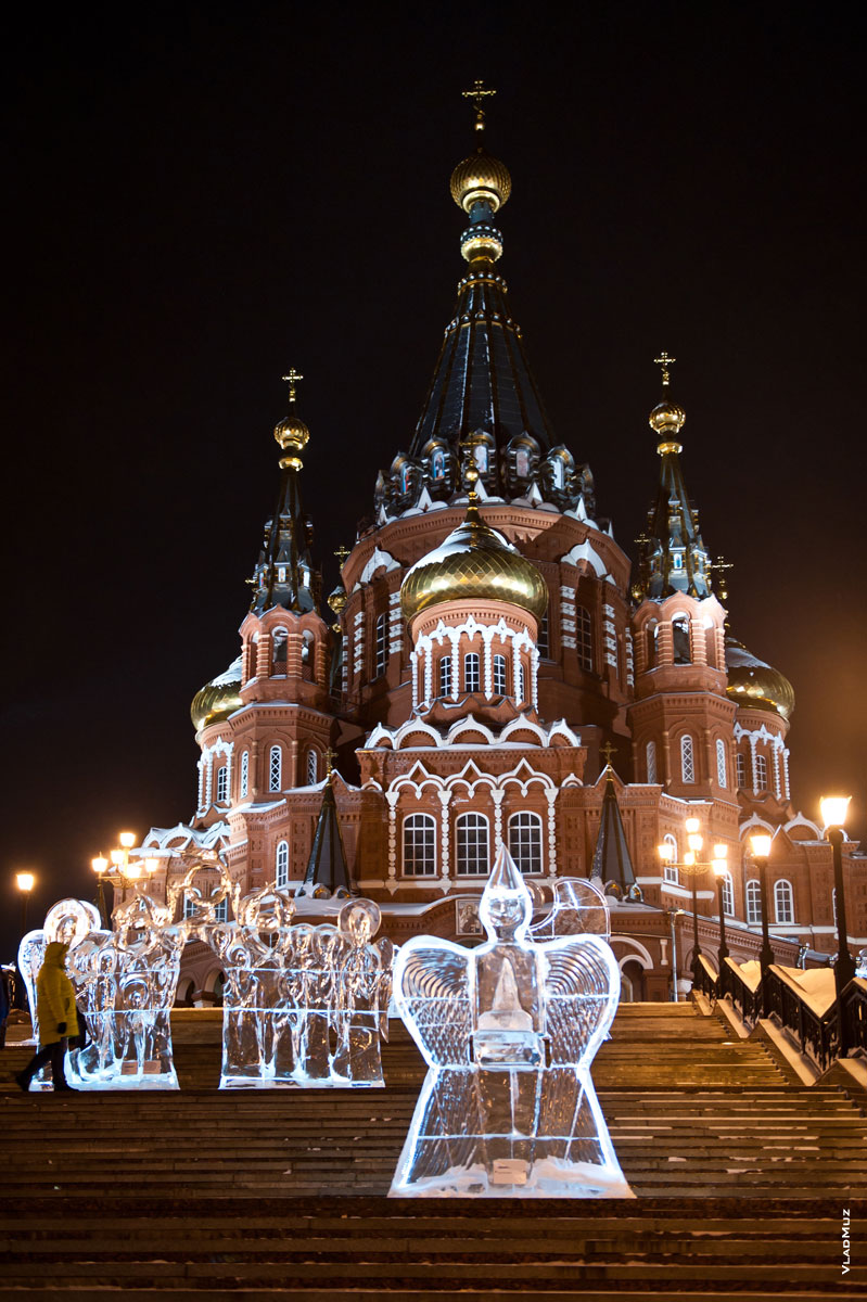 Ночное фото Свято-Михайловского собора в Ижевске и ледяных скульптур «Ангелфест»