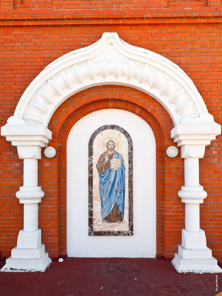 Фото мозаики Иисуса Христа на стене храма Казанской иконы Божией Матери в Ижевске