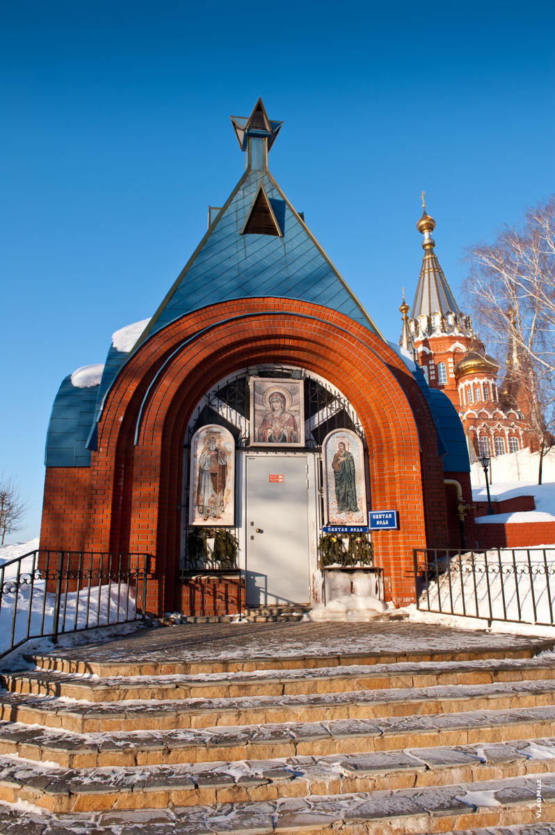 Фото церковного здания рядом с храмом Казанской иконы Божией Матери в Ижевске