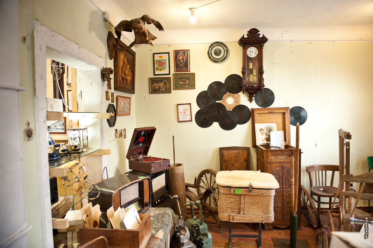 Фото старинной мебели, часов, грампластинок с патефоном в антикварном магазине «Светёлка» в Ижевске
