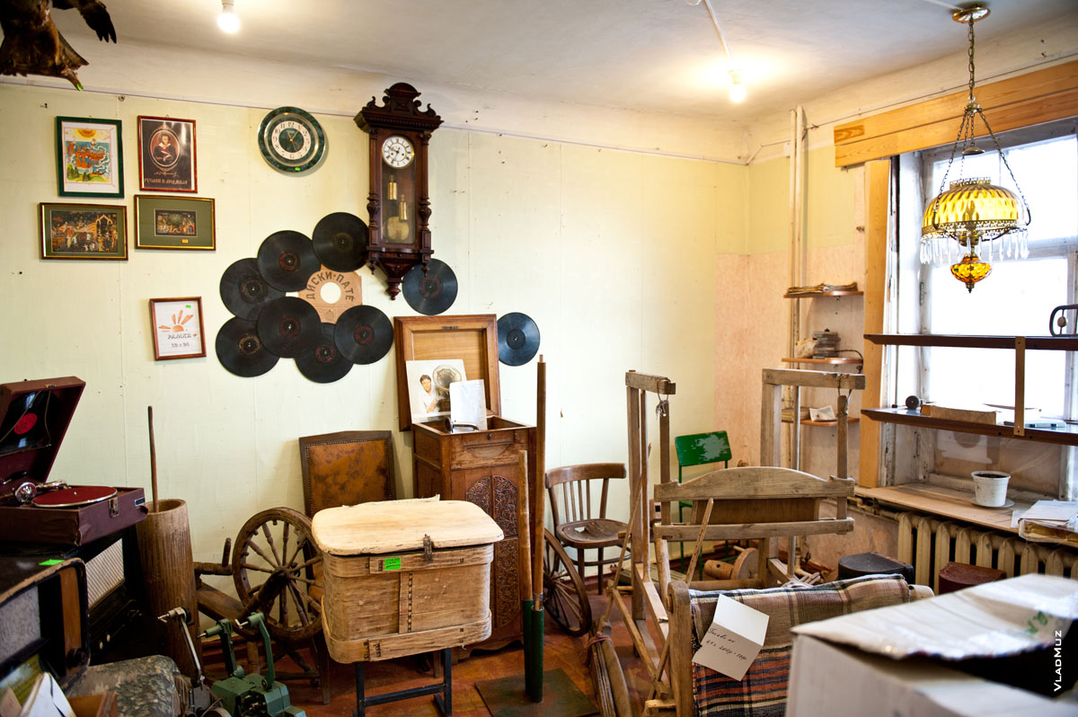 Антикварный магазин «Светёлка» в Ижевске: часы, грампластинки на стенах, ларь и различная деревянная утварь