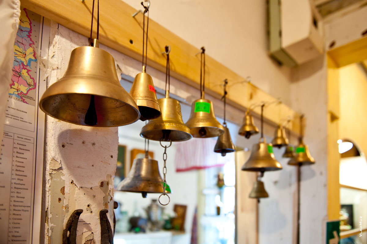 Медные колокола в магазине подарков и сувениров «Светёлка» в Ижевске