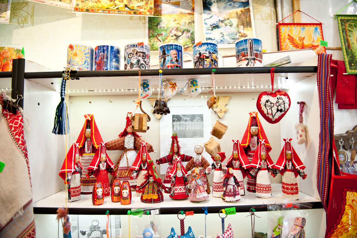 Кружки и матерчатые куклы в удмуртских костюмах в магазине подарков и сувениров «Светёлка» в Ижевске