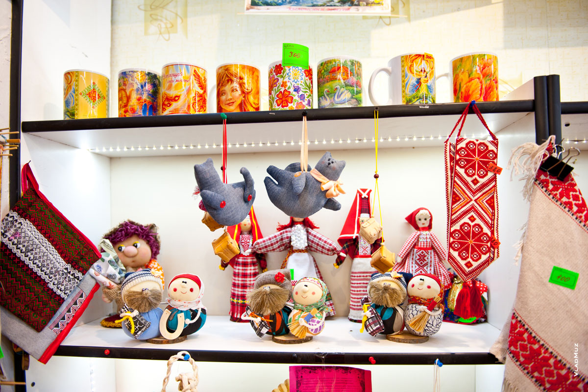 Кружки и матерчатые куклы в магазине подарков и сувениров «Светёлка» в Ижевске
