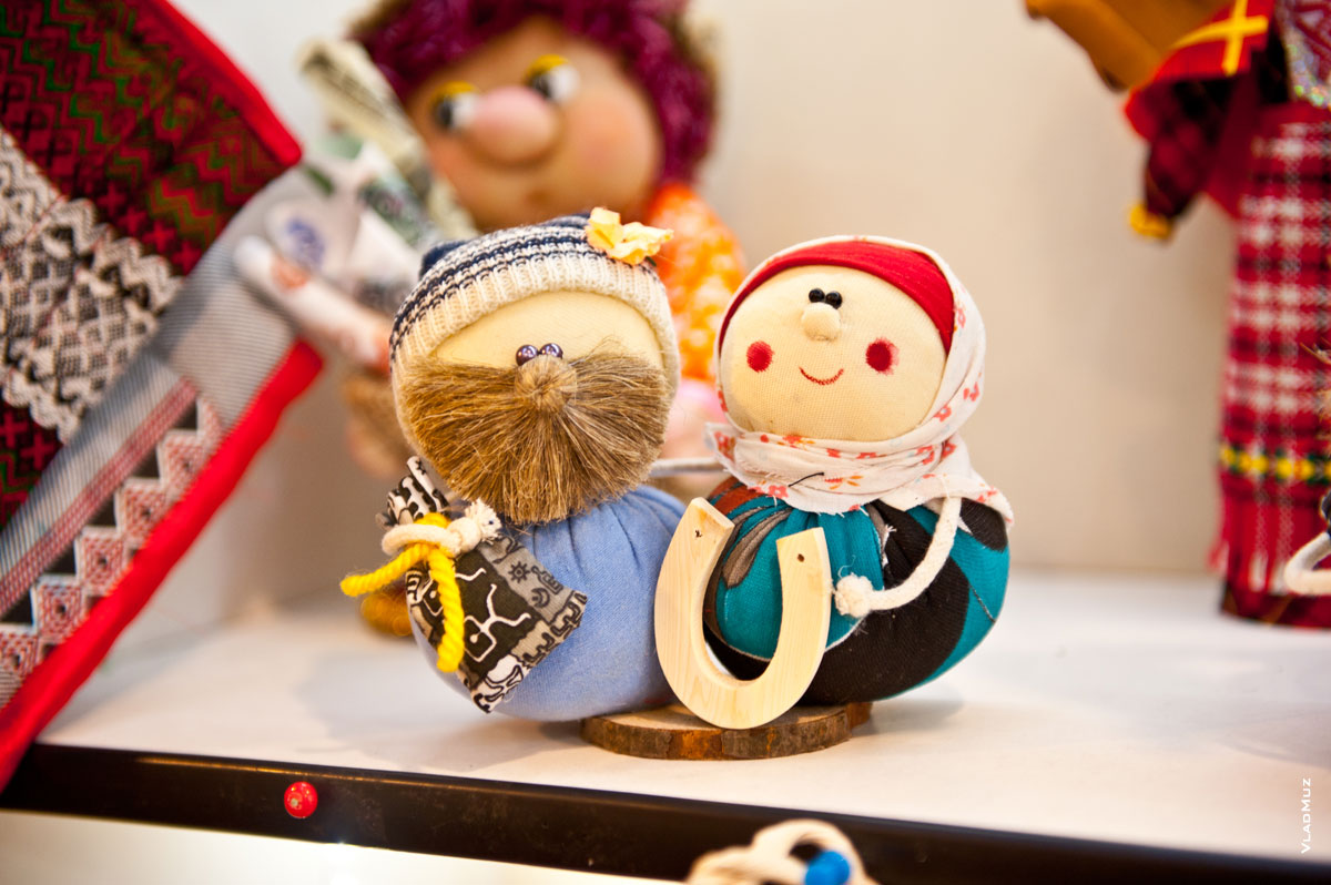 Фото веселых матерчатых удмуртских сувенирных игрушек в магазине «Светёлка» в Ижевске