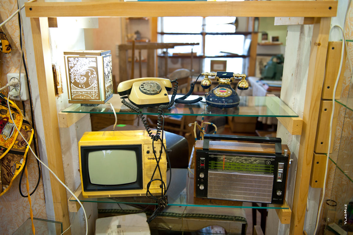 Фото старых телефонных аппаратов, телевизора и радиоприемника в антикварном магазине «Светёлка» в Ижевске