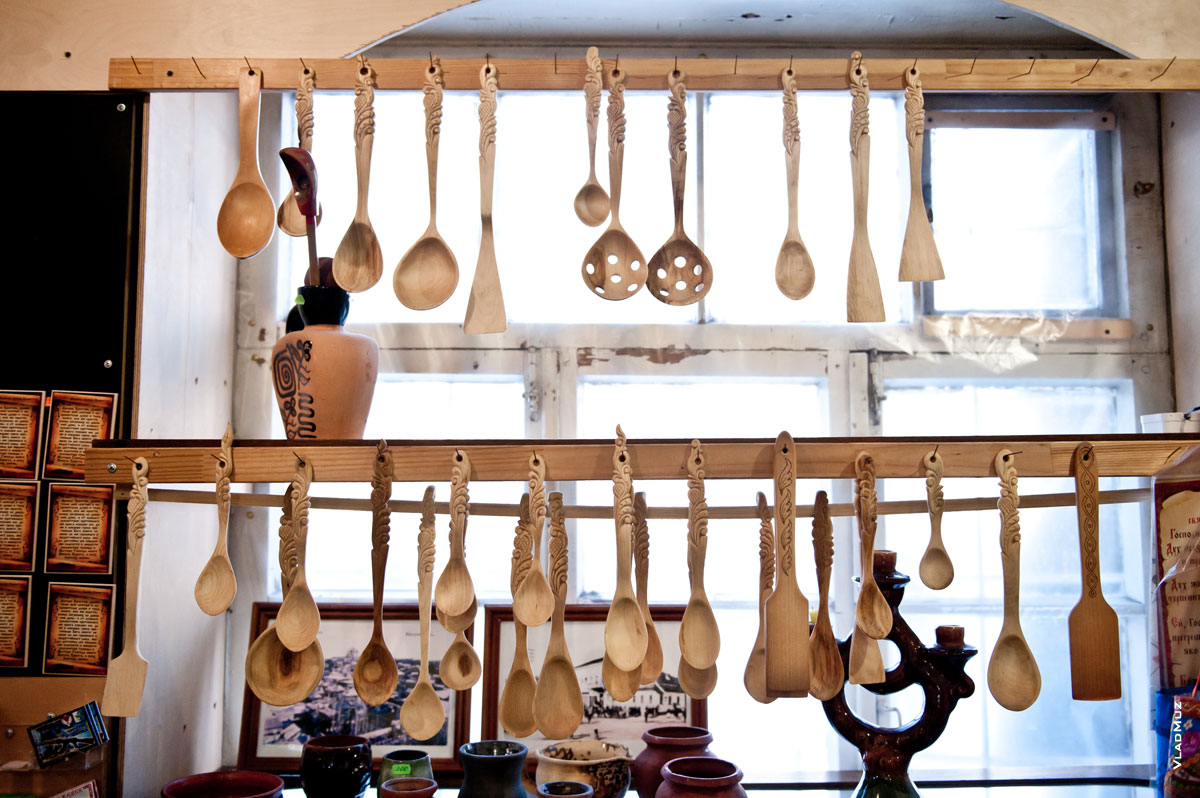 Фото различных деревянных ложек в магазине подарков и сувениров «Светёлка» в Ижевске