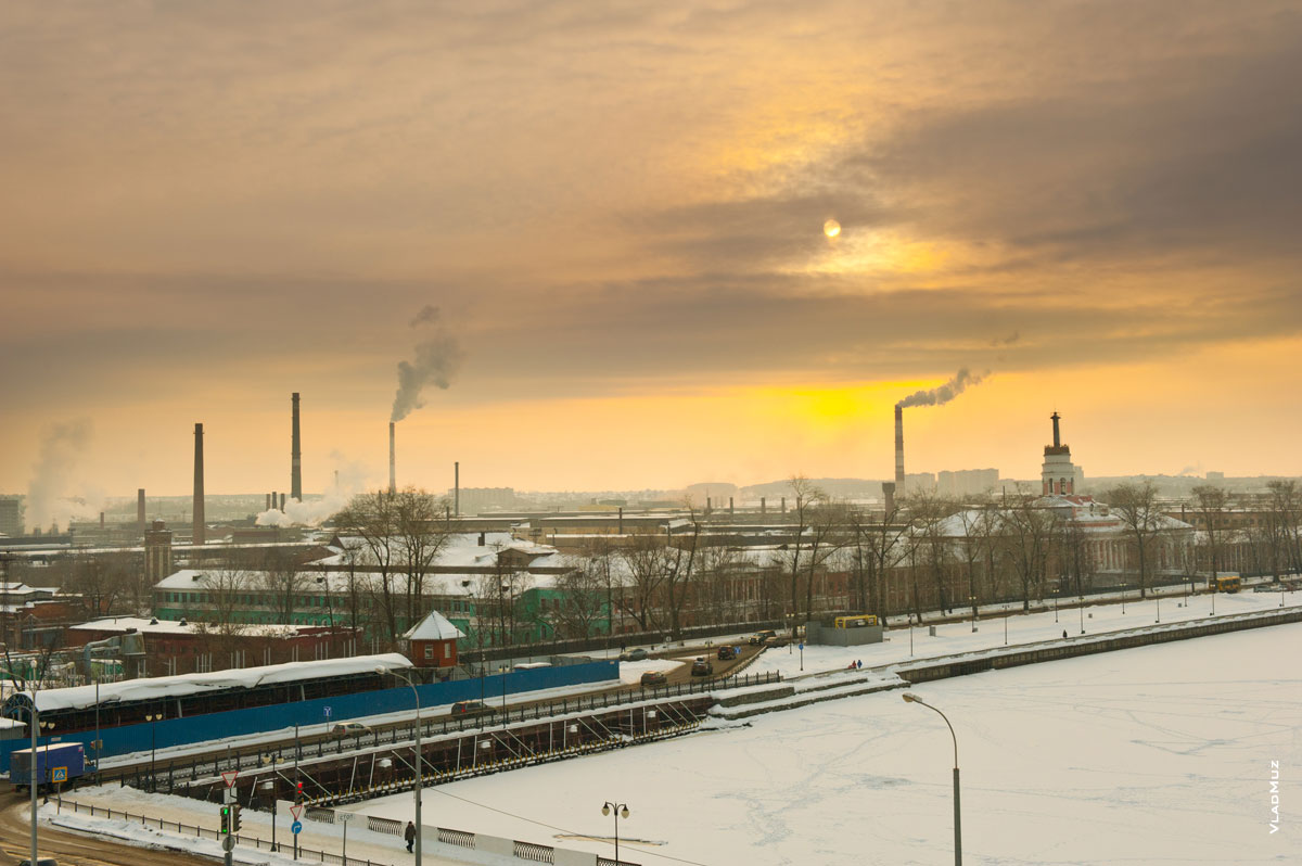 Вид с набережной Ижевского пруда на металлургический завод и промышленный район Ижевска