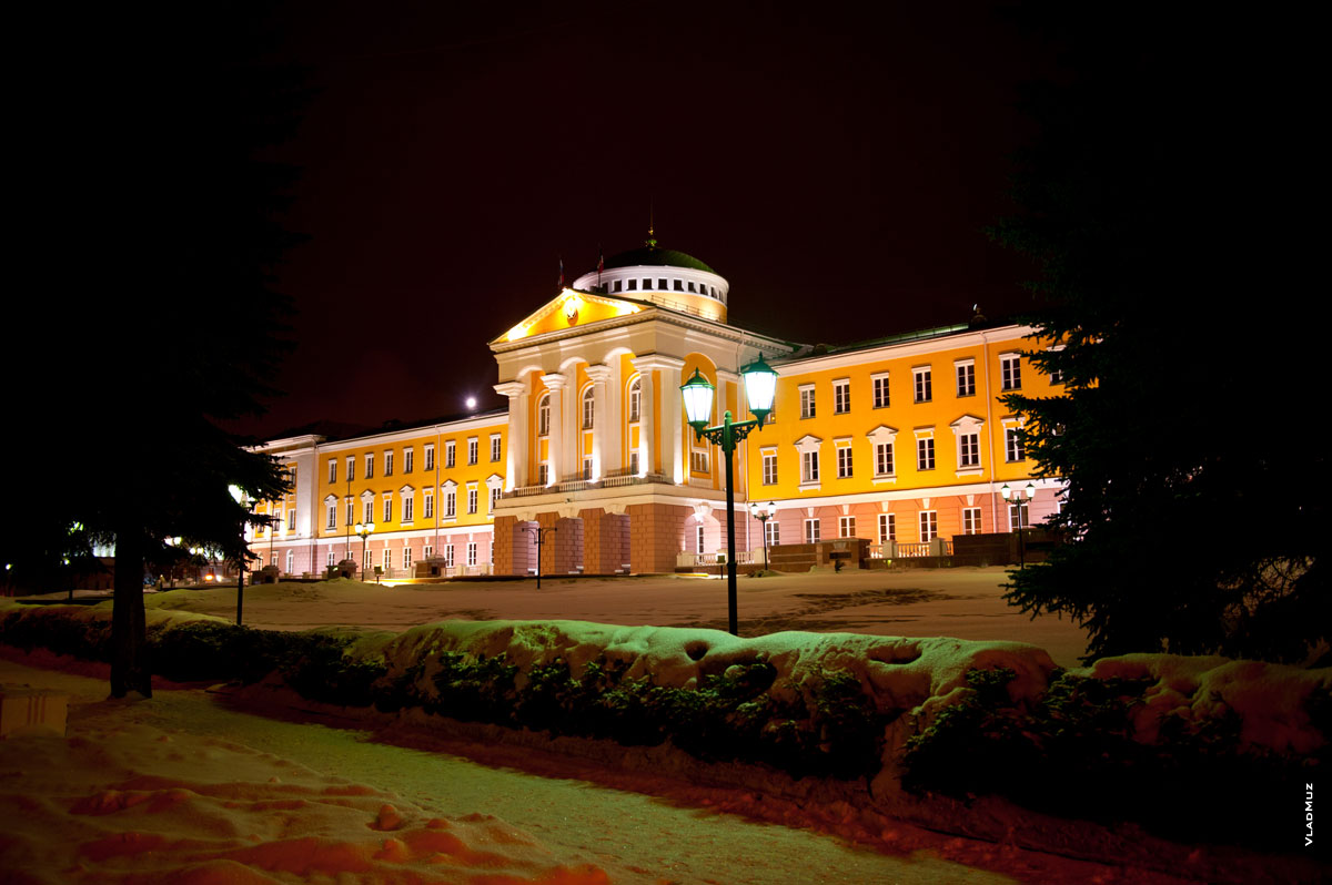 Ночное фото резиденции главы Удмуртии в Ижевске с подсветкой