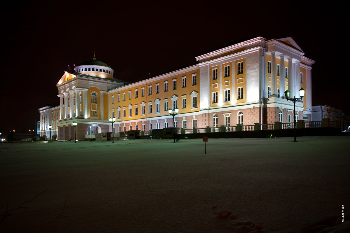 Президентский дворец главы Удмуртии в Ижевске ночью с подсветкой