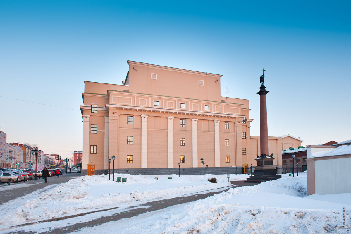 Фото Михайловской колонны в Ижевске на берегу Ижевского пруда