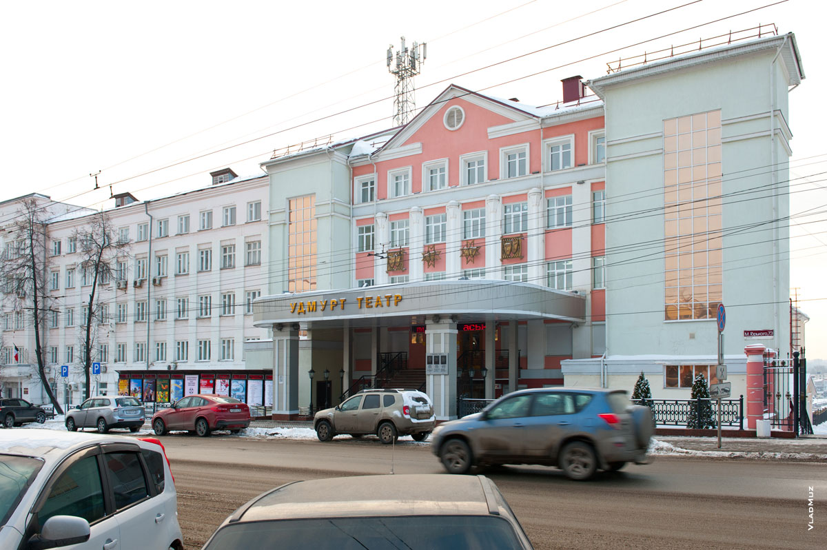 Фото здания Государственного Национального театра Удмуртской Республики в Ижевске