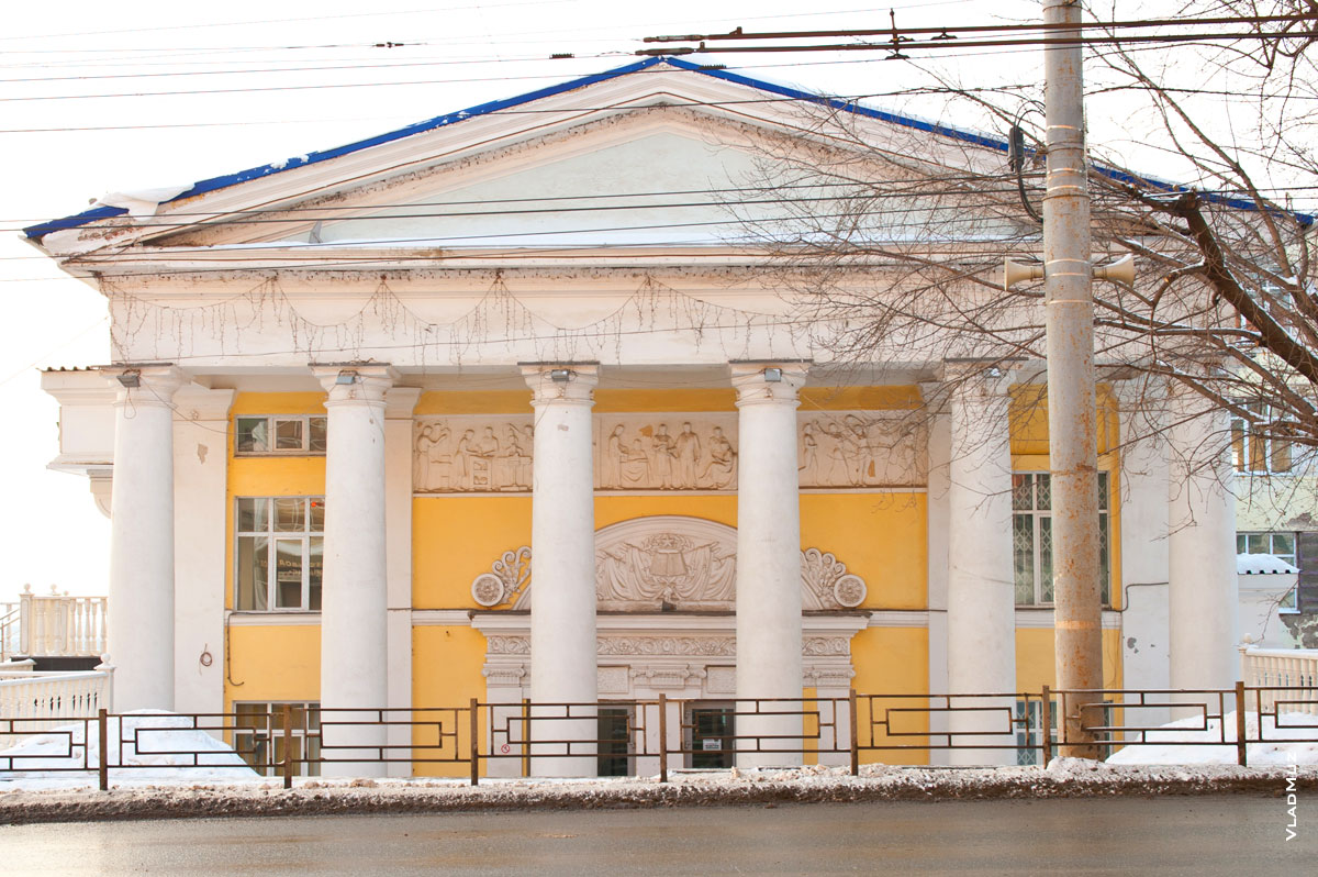 Фото здания на ул. Горького 79 в Ижевске, торгово-офисный центр Сайгас