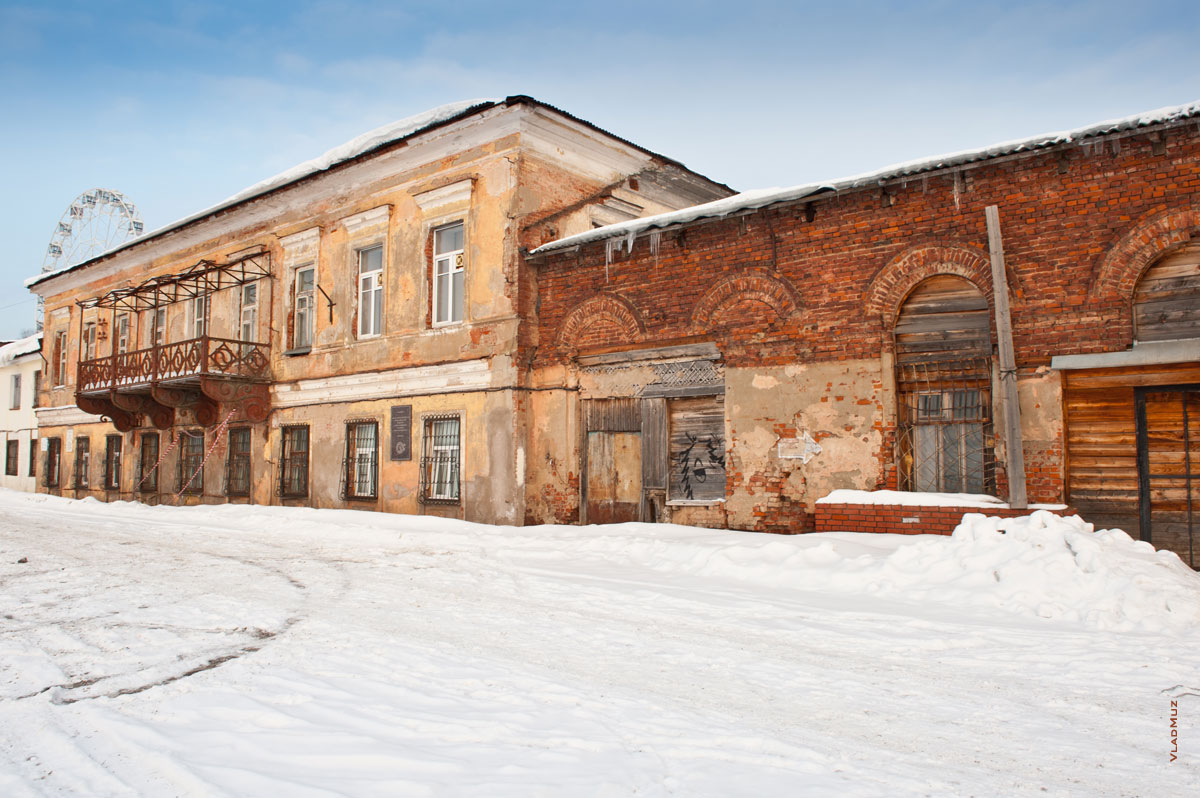 Фото Генеральского дома с балконом на улице Милиционной в Ижевске и старой пристройки к нему из красного кирпича