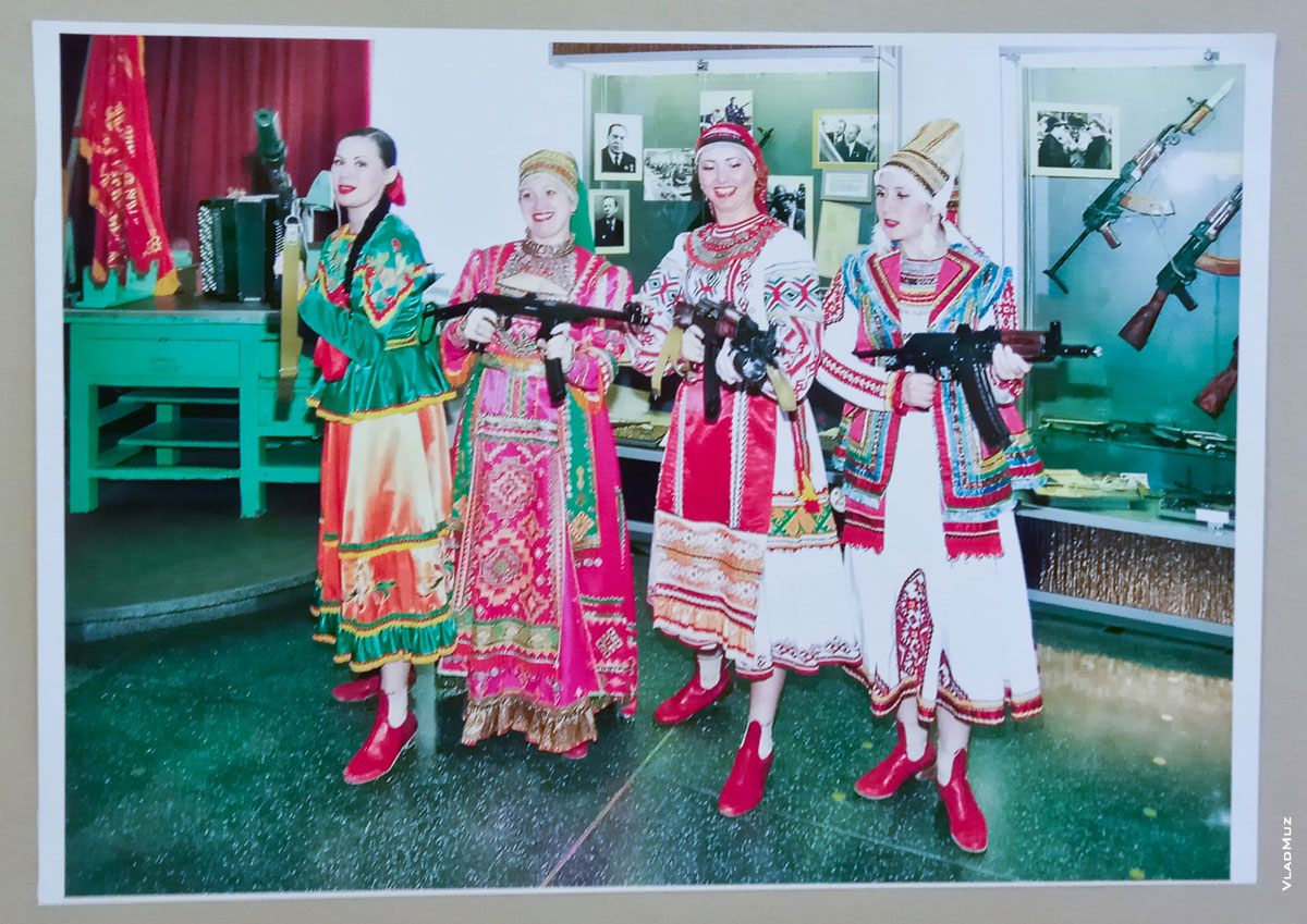 Фото нарядных женщин в национальных костюмах с автоматами Калашникова