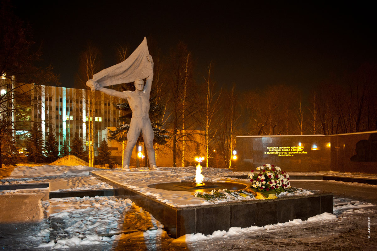 Фото Вечного огня и монумента боевой и трудовой славы в Сквере Победы в Ижевске ночью