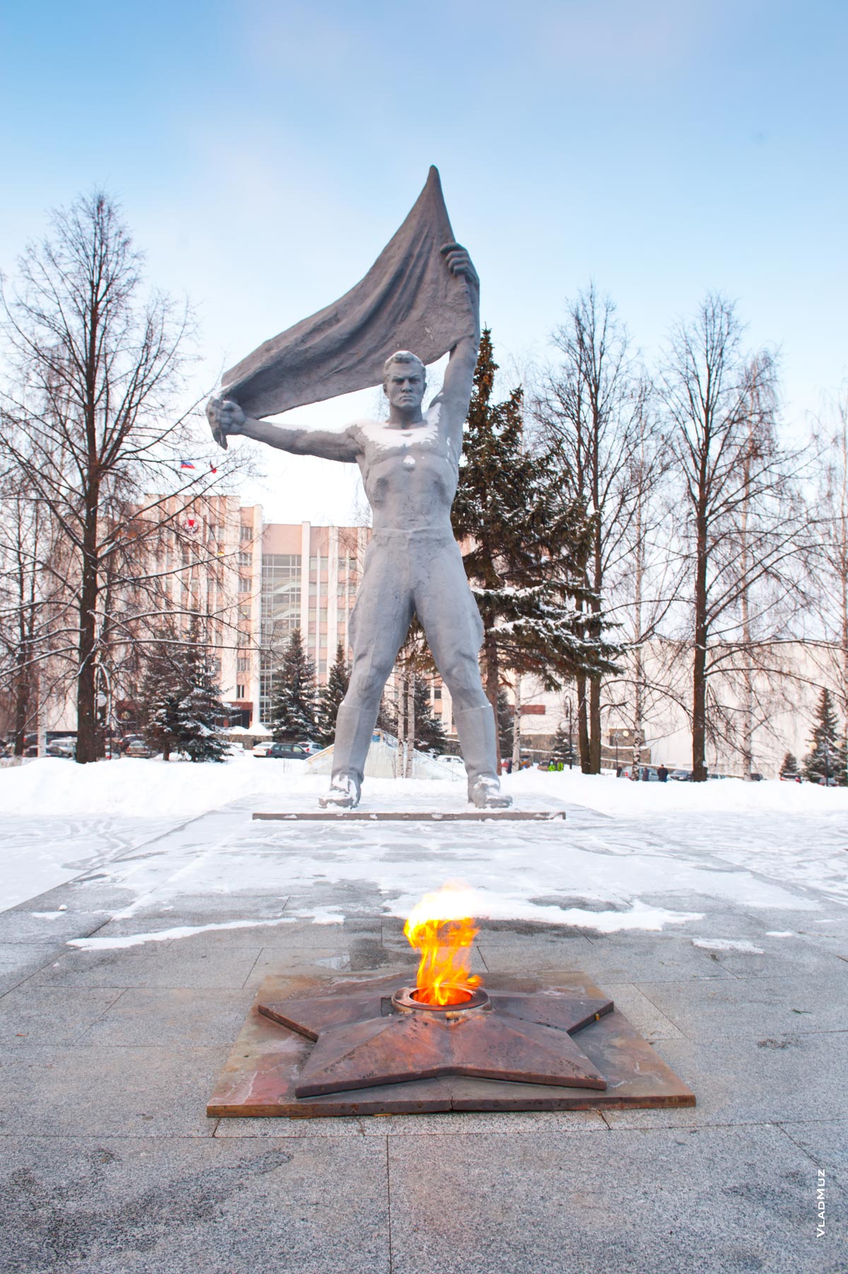 Фото Вечного огня в Сквере Победы в Ижевске и статуи воина с флагом над головой
