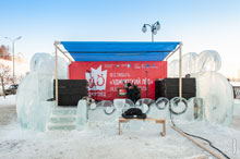 Фото сцены с аппаратурой фестиваля «Удмуртский лед» на набережной Ижевского пруда в Ижевске