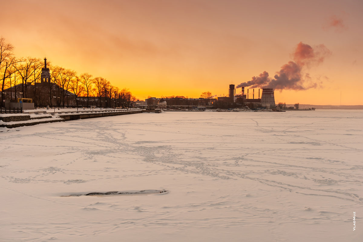 Ижевск, зимний фотопейзаж: пар из труб ТЭЦ на фоне алого заката над Ижевским прудом
