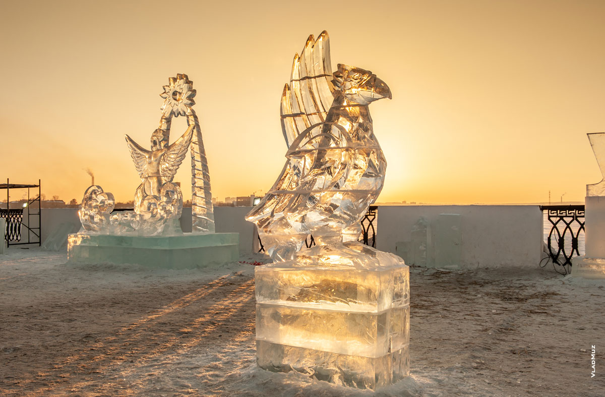 Ижевск, фото ледовых скульптур на фестивале «Удмуртский лед» в Ижевске в контровом свете солнца