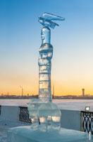HD-фото ледовой скульптуры «Богиня леса» (справа) на фестивале «Удмуртский лед 2018» в Ижевске с разрешением 2745 на 4160 пикселей