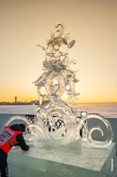 HD-фото ледовой скульптуры «Детская фантазия» на фестивале «Удмуртский лед» с разрешением 2720 на 4085 пикселей