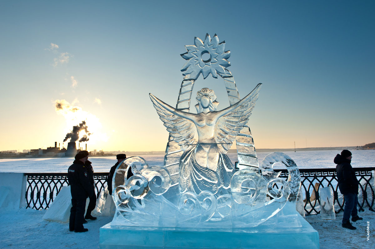 Фото ледовой скульптуры «Царевна-Лебедь» на фестивале «Удмуртский лед 2018» в Ижевске