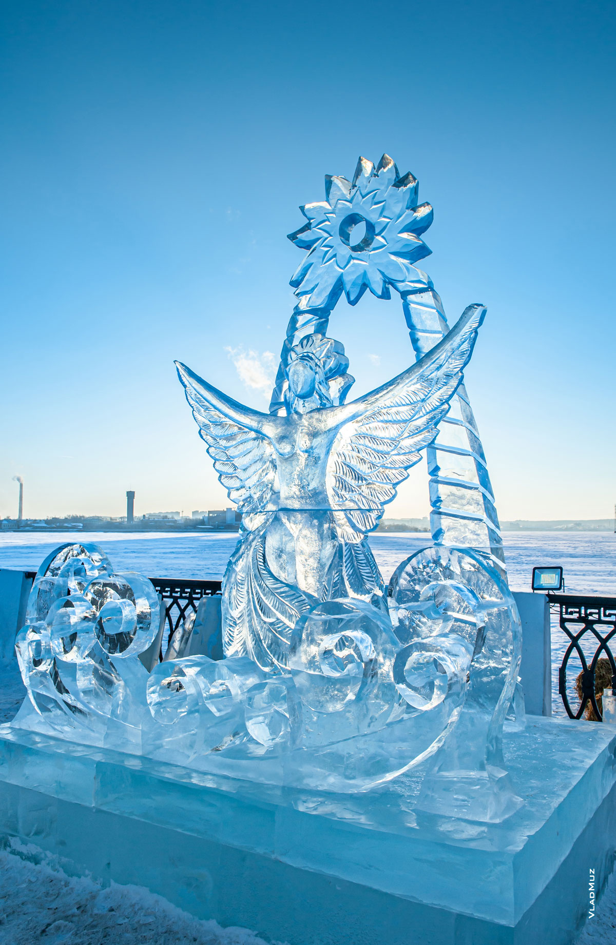 Фото ледовой скульптуры «Царевна-Лебедь» на фестивале «Удмуртский лед 2018» в Ижевске