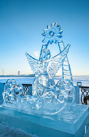 HD-фото ледовой скульптуры «Царевна-Лебедь» справа на фестивале «Удмуртский лед» в Ижевске с разрешением 2690 на 4125 пикселей