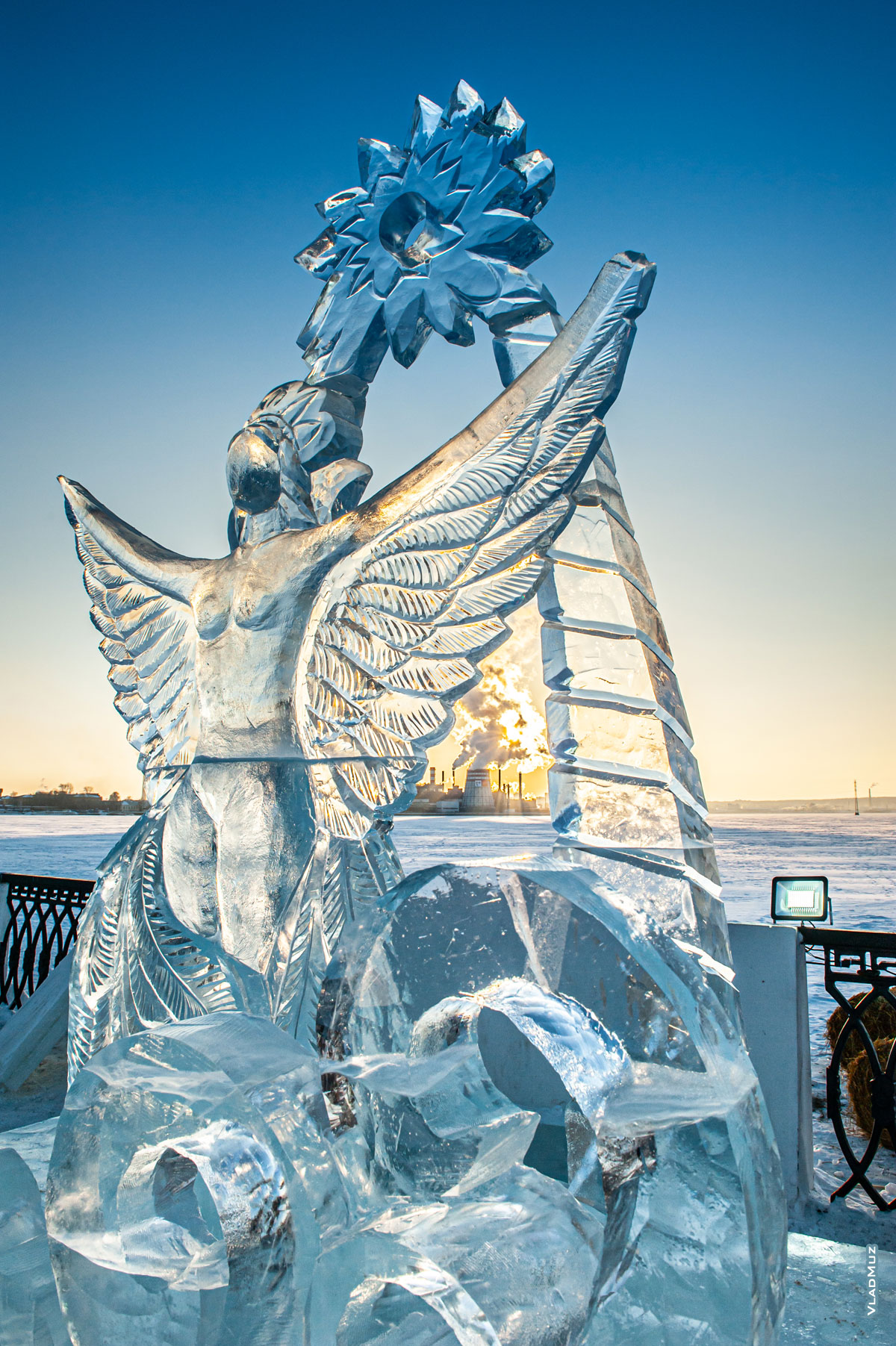 Фото ледовой скульптуры «Царевны-Лебеди» на фестивале «Удмуртский лед 2018» в Ижевске