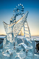 HD-фото скульптуры «Царевны-Лебеди» изо льда на фестивале «Удмуртский лед» с разрешением 2832 на 4256 пикселей