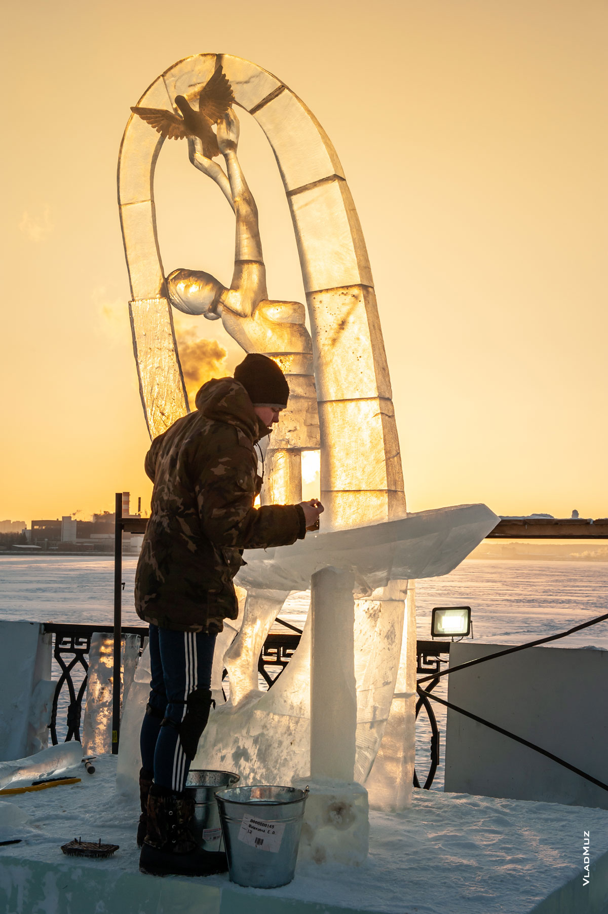 Фестиваль «Удмуртский лед» в Ижевске. Фото процесса создания ледовой скульптуры «Танец»