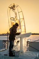 Фото процесса создания ледовой скульптуры «Танец» на фестивале «Удмуртский лед» в Ижевске