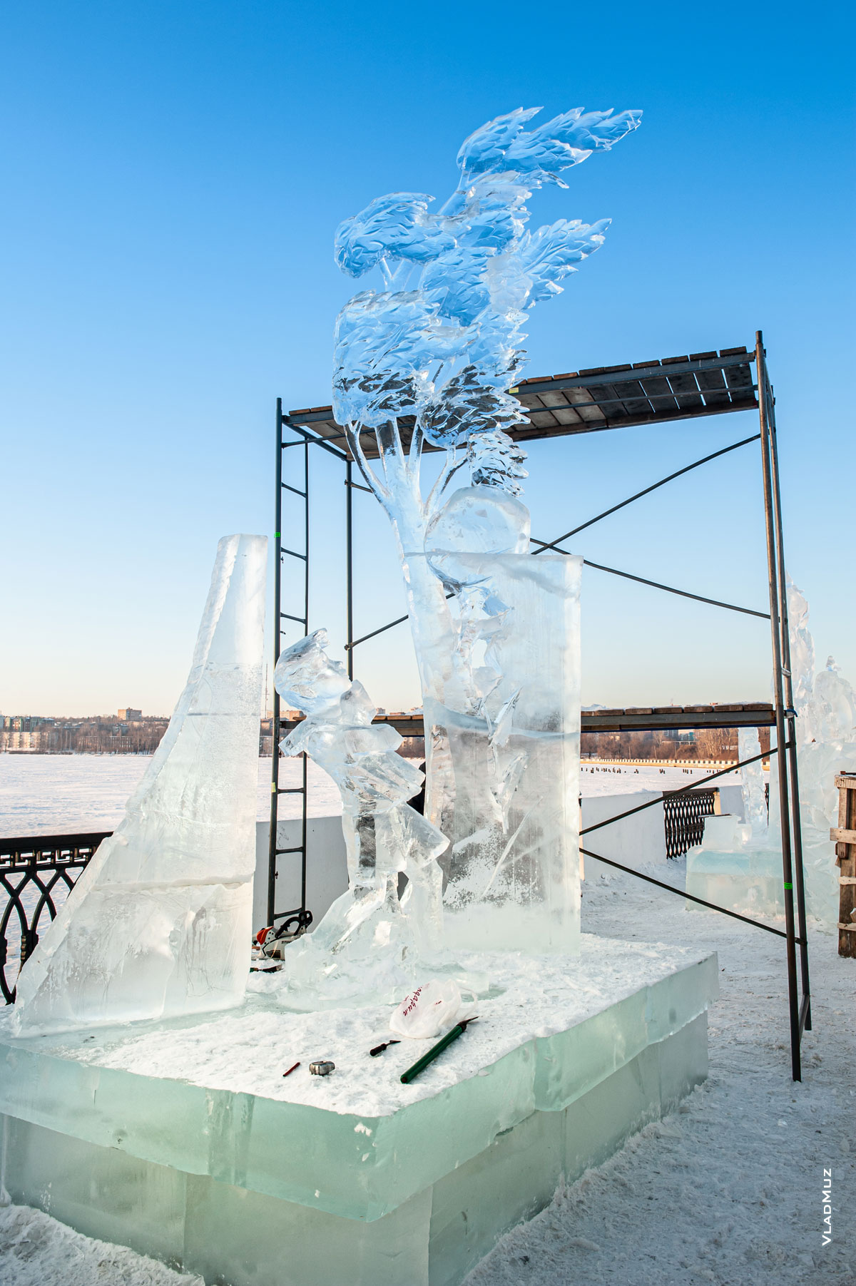 Ижевск, фестиваль «Удмуртский лед»: фото процесса создания ледовой скульптуры «Каникулы»