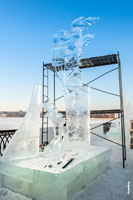 Фото процесса создания ледовой скульптуры «Каникулы» на фестивале «Удмуртский лед» в Ижевске