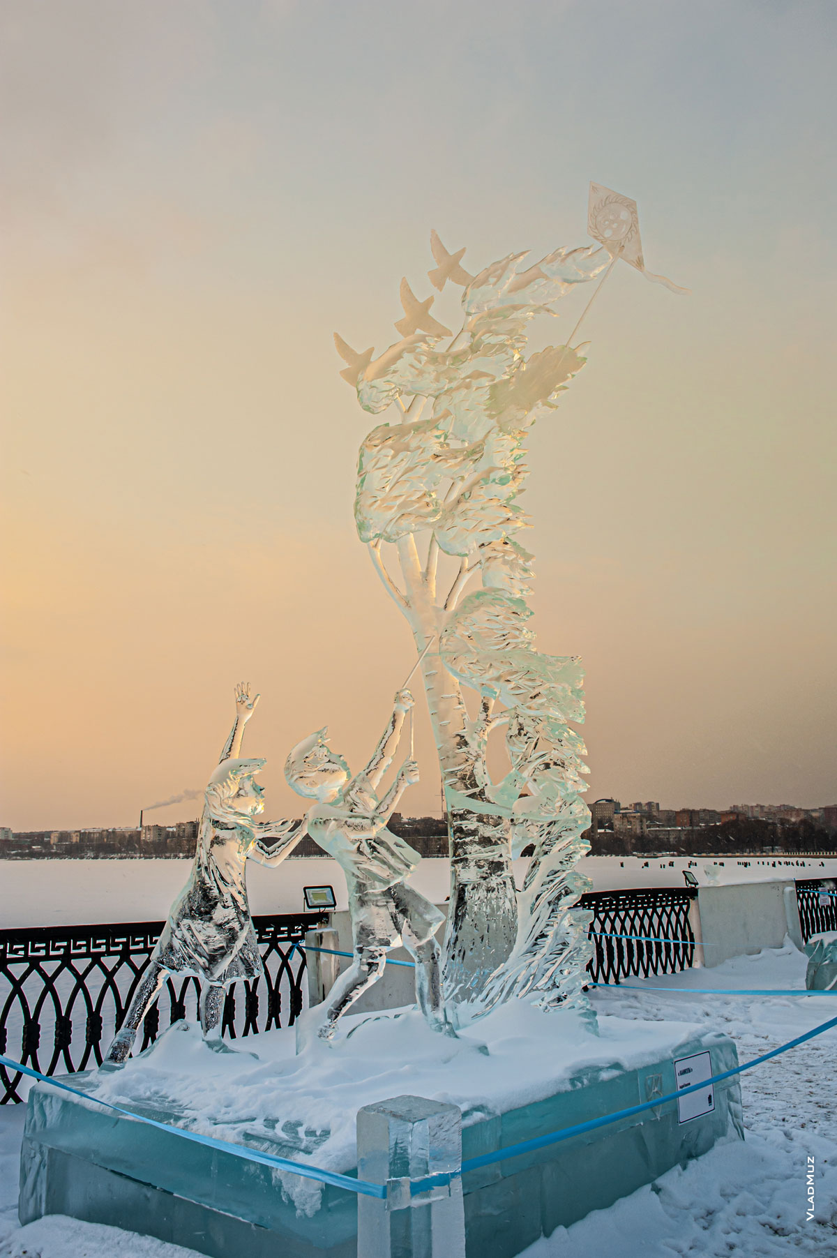 Ижевск, фестиваль «Удмуртский лед»: фото ледовой скульптуры «Каникулы»